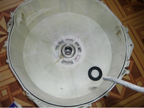 Стиральная машина Whirlpool гудит при отжиме: что делать?
